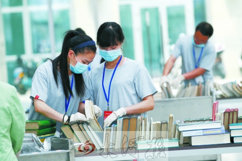 工作人員正在忙著整理書籍,逐一登記、歸類。