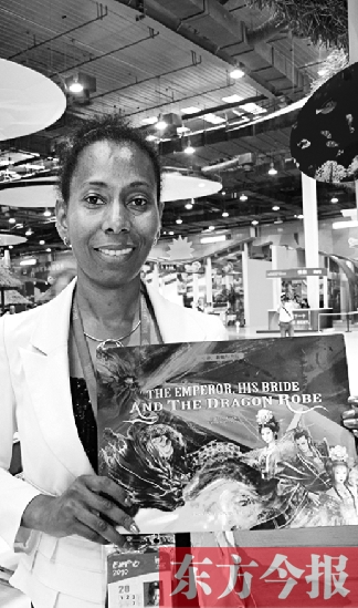 桑麗莎的童話書《皇帝、新娘與龍袍》在上海世博會(huì)加勒比聯(lián)合館與中國(guó)讀者見面 資料圖片