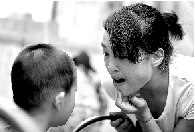 　張麗梅的發(fā)音吐字并不清晰。但她每次教兒子練習，都力求做到“聲情并茂”。