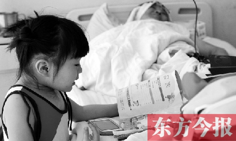 　昨天上午，鄭州市骨科醫(yī)院病房內(nèi)，李剛躺在病床上，女兒嘟嘟在安靜地看書