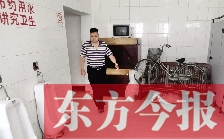 男廁中擺放的電視機、柜子、自行車等物品