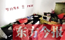 廁所進門中廳，擺放著灶臺、餐桌、床鋪等，乍一看像個客廳