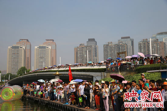 現(xiàn)場(chǎng)觀(guān)眾人山人海