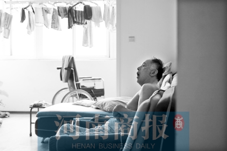 金老先生因偏癱生活不能自理，鄰居說，平時(shí)經(jīng)常看到護(hù)工和老人的弟弟前來照顧 實(shí)習(xí)生 唐韜/攝