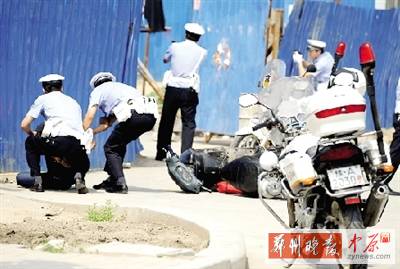 　一名歹徒被抓獲，另一名歹徒持槍劫持了一名門衛(wèi)。