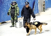 排爆專家、警犬在現(xiàn)場(chǎng)待命。