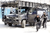 特警的突擊車到達(dá)現(xiàn)場(chǎng)。