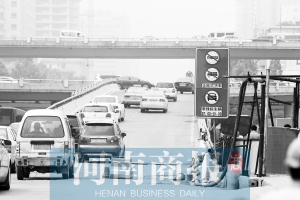 紫荊山立交橋上橋口，已經(jīng)有非綠標(biāo)車禁止通行的標(biāo)志 王春勝/攝