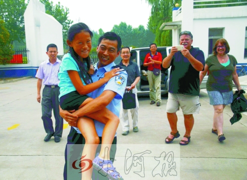 黨心松一行人剛下車，楊衛(wèi)軍就一把抱起了她，流露出幸福的笑容，不遠處史蒂夫拍照銘記這一刻。