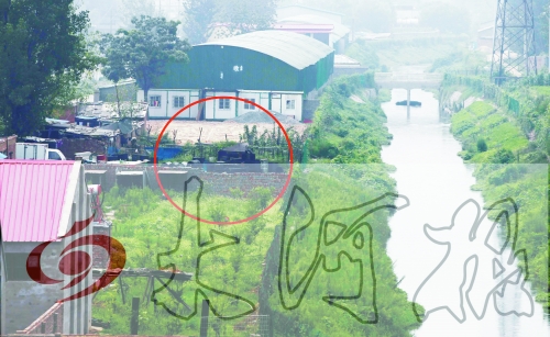 　彩虹橋西南側(cè)有一個大型地溝油加工窩點，廢水流入旁邊的排水渠。