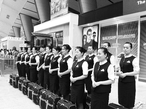 本想著上了學(xué)能安排到高鐵或地鐵單位當(dāng)乘務(wù)員，結(jié)果只是去做安保服務(wù)，許多學(xué)生稱上當(dāng)了