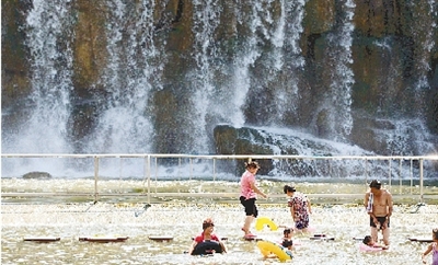 能玩水的地方，人一定多。