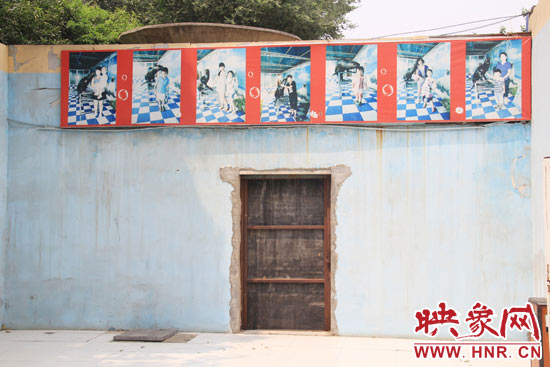 在鄭州市動物園內(nèi)的海獅館內(nèi)，隨處可見游客與動物合影的宣傳畫。