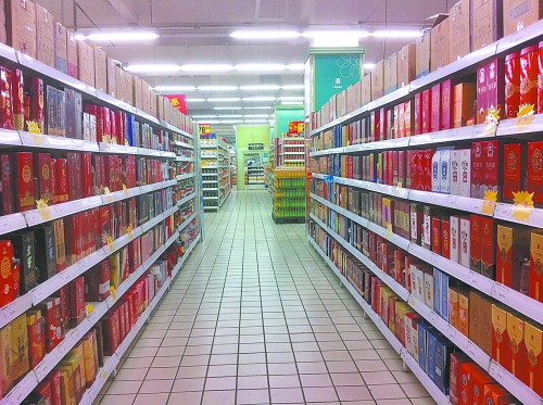 商場(chǎng)里賣的酒，銷售人員稱都是純糧酒，而專家稱，中、低檔酒用酒精和各種添加劑勾兌的情況并不鮮見(jiàn)。