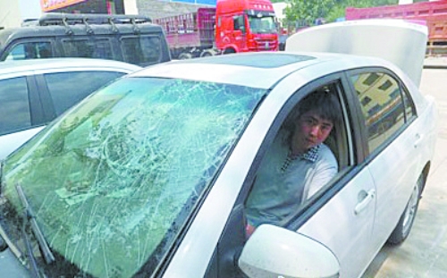 周先生的車擋風(fēng)玻璃被砸爛(圖片由受訪者提供) 周先生的車擋風(fēng)玻璃被砸爛(圖片由受訪者提供)