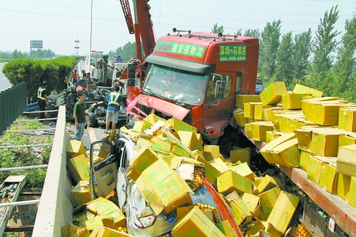 大貨車旁邊的海馬轎車被雞蛋砸中，車上兩人逃脫及時(shí)，僅受輕傷。