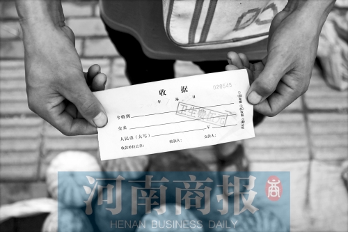 百花路附近的瓜農宋師傅交完衛(wèi)生費后收到一張收據(jù)，但沒有收款單位