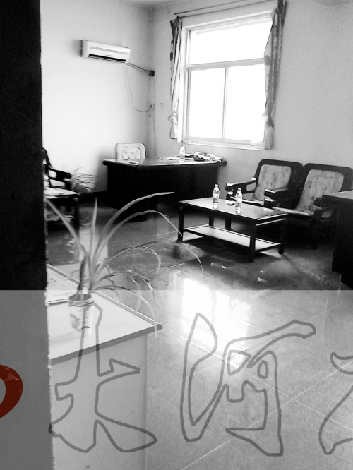 上班時(shí)間，這間辦公室內(nèi)卻空無(wú)一人。