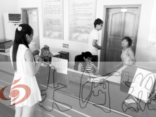 鄭州市人才交流服務(wù)中心二樓大廳，剛畢業(yè)大學(xué)生咨詢政策，工作人員卻在若無其事地玩手機(jī)。