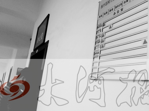 　7月4日上午，西平縣國土局辦公室門口在崗牌子高高掛，但里面空無一人。