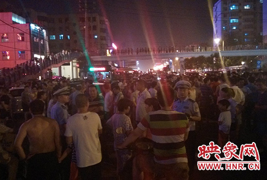 8月7日晚20時(shí)許，幾位交警在人群中