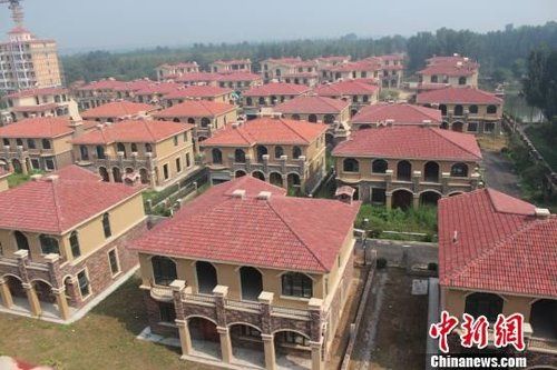 在鄭州市惠濟(jì)區(qū)花園口鎮(zhèn)申莊村的黃河岸邊，這處豪華別墅群蔚為壯觀。侯偉勝 攝