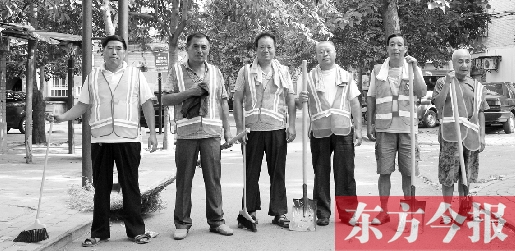 昨天下午6點(diǎn)，6名環(huán)衛(wèi)工人相伴乘坐B1返回27公里外的花園口村。