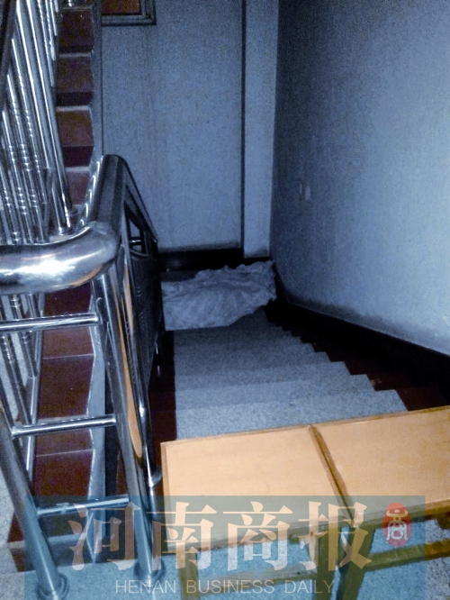 昨晚7點(diǎn)多，女孩的尸體還未移走 見習(xí)記者 姬中貴/攝