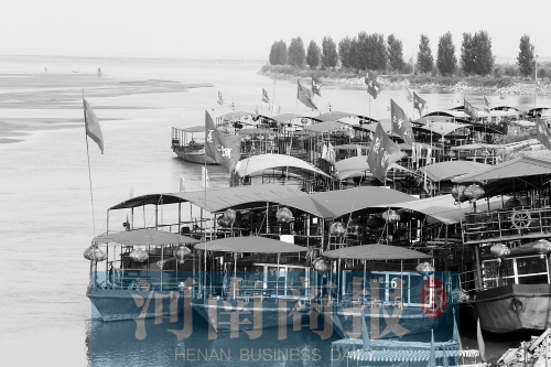 這些出航的船只，都沒有相關(guān)資質(zhì) 記者 王春勝/攝