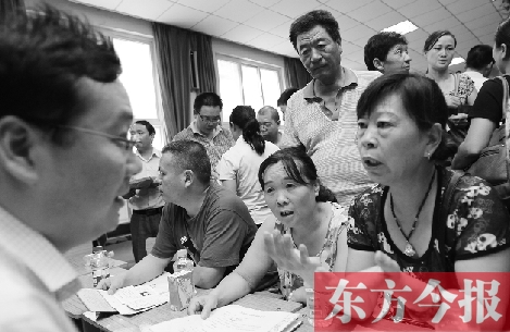 帶著孩子小升初的諸多疑問，眾多家長（右）向教育部門咨詢