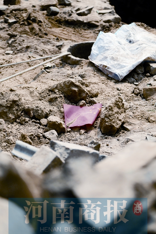 　　孩子墜井前，手里拿著國旗，邊走邊玩……