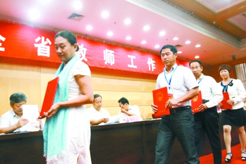 昨日，我省諸多優(yōu)秀教師獲頒“師德標兵”、“師德先進個人”等榮譽證書。