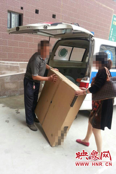 工作人員正在搬卸家具。