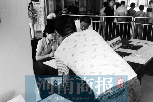 戴著耳機(jī)工作，挺“愜意”