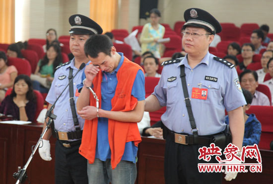 庭審現(xiàn)場，幾度流下淚水的小偉，后悔當(dāng)初太過沖動。魏海勇-攝