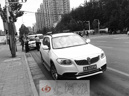 民警在勘察現(xiàn)場(chǎng) 民警在勘察現(xiàn)場(chǎng)