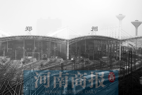 從解放路立交向南望去，火車站南側(cè)一座高樓在霧霾中若隱若現(xiàn)