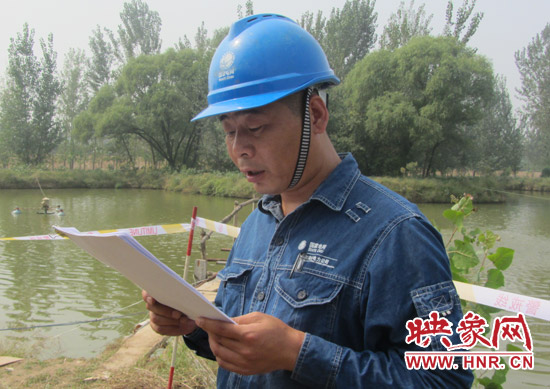 登塔之前，樊建軍在做最后的安全指示