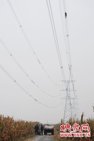 樊建軍自已笑稱，他們更像是一群“高空舞者”。