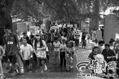 每天都有大量游客涌來(lái)，探訪他們心目中的少林