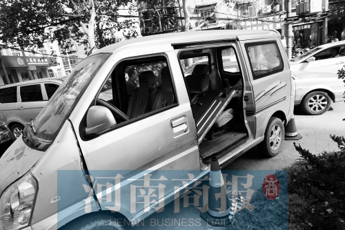 　面包車的后座上，放著被掰掉的車門