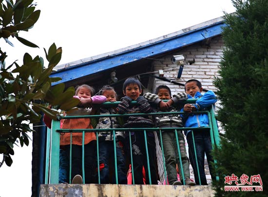 對(duì)于記者的到來(lái)，孩子們充滿了好奇