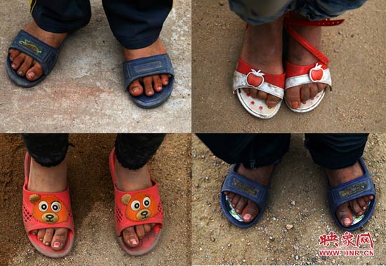 山里的溫度已經(jīng)很低了，有些孩子還是光腳穿著拖鞋。