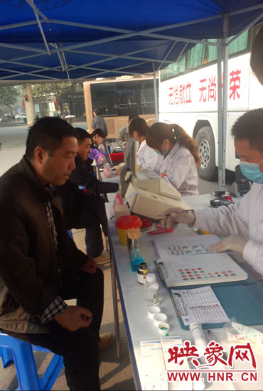 上午10時許，幾位市民在河南省人民會堂門口獻(xiàn)血