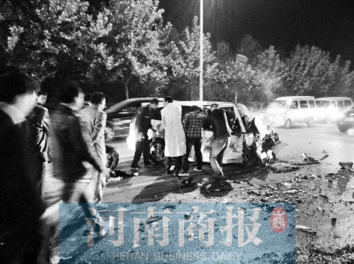 慘劇現(xiàn)場，眾人紛紛上前施救，有人拉住變形的車門，為傷者爭取救援時(shí)間