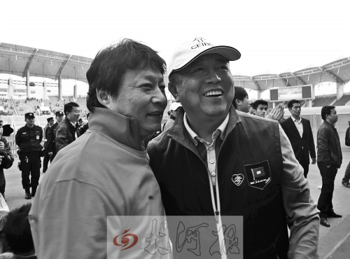 比賽結(jié)束后，老胡熱情擁抱老唐。