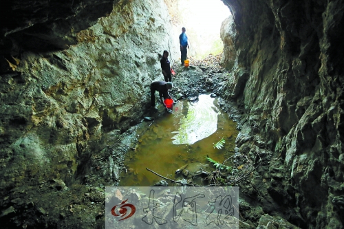 村民說(shuō)以前這里的水很深，現(xiàn)在也就剩這么一點(diǎn)兒了。