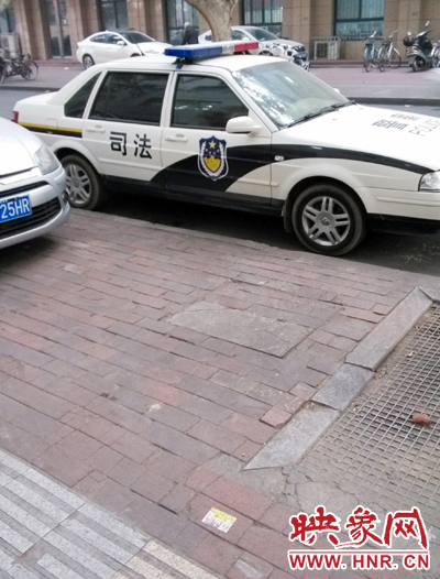 鄭州市區(qū)街頭驚現“包小姐”小廣告 想要服務需先打錢