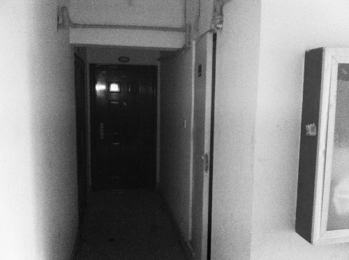 被砸網(wǎng)吧在鄭州安徐莊公館小區(qū)的一棟居民樓里，昨天，網(wǎng)吧已關(guān)門。