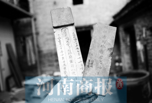 花五松的老宅里，還有祖上留下的牌位